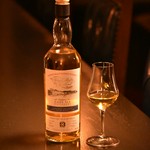 限定流通のモルトウイスキーや欧州産・カリフォルニア産の本格ワイン、食後に最適な甘口シェリーや創作カクテルなど、オーセンティックバーならではのお飲み物も是非お愉しみ下さい。