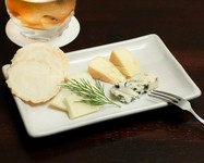 取り寄せ4種の『生チョコレート』、欧州産セレクト『チーズ盛り合わせ』、肉汁の溢れる『炙り和牛ビーフジャーキー』、道産子豚のまろやか『レバーペースト』など。