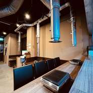 アットホームな店内は、カウンター席のほか、テーブル席も多数用意されています。常連客だけでなく、初めて来店するゲストも優しく迎え入れてくれます。ちょっとした集まりや、女子会にもピッタリの焼肉店です。