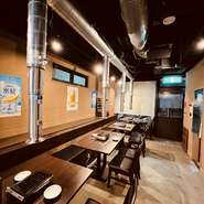 店内は、テーブル席が28席も用意されています。堅苦しい店ではないので、女子同士や子供連れでも安心して利用可能。焼肉に合うアルコールメニューも豊富、貸切もOKなので、各種宴会の開催にもオススメです。