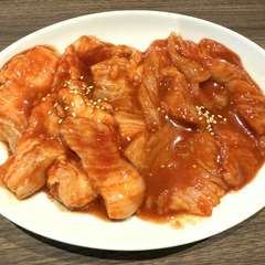 好みのお酒と共に舌鼓。鮮度の良さと、下拵えの丁寧さがうかがえる『ホルモン盛り合わせ』