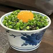 ご飯の上に青ネギ・韓国海苔・卵黄を載せた絶品メニュー。焼肉のお供にも、単品でも、〆としてもOKです。常連さんにも初めての方にもオススメの一品。
