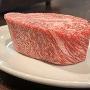 店の看板メニューである『富士ロック』。黒毛和牛の塊肉450gの『頂上』と、塊肉200gの『5合目』の2種類から選べます。目の前のロースターで豪快に焼かれる、フォトジェニックな一皿。