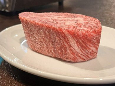 黒毛和牛の塊肉450gと圧巻の迫力！分厚い和牛の頂上目指して登山開始『富士ロック　頂上』