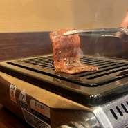 時代に流されない、クラシックな焼肉を提供する【焼肉富士】。昔ながらのロースターを使用することにこだわり、肉が焦げにくく、余分な脂も落とすので、肉の旨みを余すことなく引き出しています。