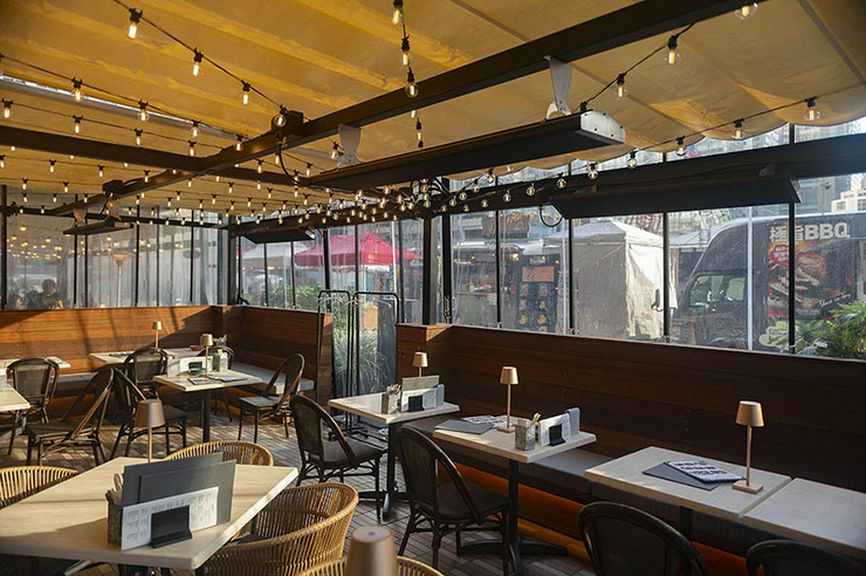 明るくて広々。オシャレな牡蠣料理店