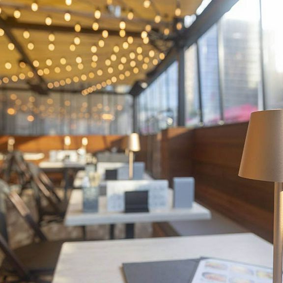 明るくて広々。オシャレな牡蠣料理店