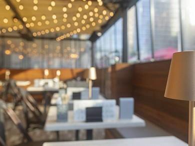 明るくて広々。オシャレな牡蠣料理店