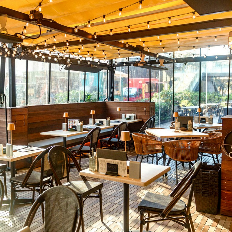 牡蠣とオリジナルワインで楽しむ、大人のデート