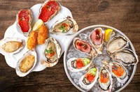 ・生牡蠣　2個
・イクラと白だしジュレのオイスターカクテル　2個
・スモークサーモンとアボカドワカモレのオイスターカクテル　2個
・ローストビーフとトリュフソースのオイスターカクテル　2個