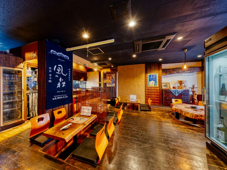 レトロモダンな和空間。木の温もりを感じる古民家風の店内