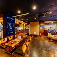 店内は、木の温もりを感じるレトロモダンな和空間。優しい灯りに照らされ、落ち着きのある雰囲気になっています。足を伸ばしてくつろげる掘りごたつ式の座敷席なので、ゆっくり過ごせます。
