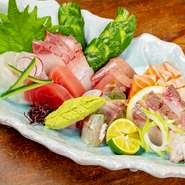 季節ごとに仕入れる新鮮な魚介類を、盛り合わせで楽しめるこだわりの一品。色彩豊かな盛付けは美しく、視覚でも楽しませてくれます。季節の日本酒など好みのお酒とのペアリングはいかが。