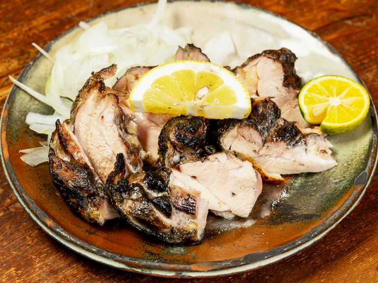 炭火の香りがたまらない。その日に仕入れた新鮮な鶏ももを使用した『鶏もも一枚炭焼き』