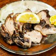 その日に仕入れた新鮮な鶏ももを使用した品質の高い炭火焼きです。表面はパリっと香ばしく中はジューシーに、一度食べたら忘れられないおいしさ。仲間とシェアはもちろん、一人で贅沢に味わうのもオススメです。