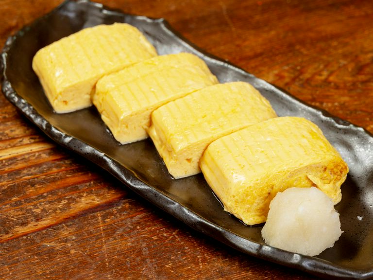 自家製のおいしいだしを使って、ふわふわに巻き上げた人気の逸品『だし巻き』