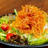 鮮魚や野菜など、その日仕入れた旬の味。【橋もとや】では、四季折々の豊かな恵みを活かした本格的創作和食を楽しめます。料理人の目利きにより厳選されたこだわり食材を堪能あれ。
