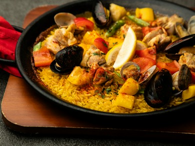 地鶏と季節の野菜のバレンシア風パエリア