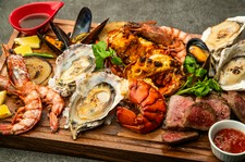 豊富なグリル料理が自慢の【レガリオ】
コンビネーションプラッター、パエリアまでついたコースです。