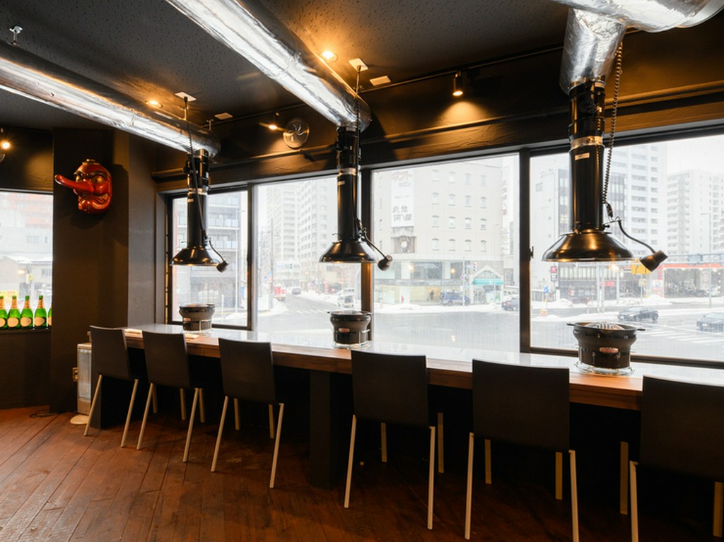 月寒通りを見ながら食事。ガラス窓に面したカウンター席