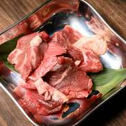 固く引き締まって弾力のある肉質、脂身が少なく、クセのある旨みが特徴のマトン。羊肉のコクや旨みを楽しみたい方にオススメです。噛めば噛むほど味わい深い、人気の一品です。