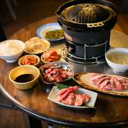 肉に精通した店主が厳選した、一頭買いの羊肉を使用。肉の旨みを最大限に引き立てる独自のタレと、焼き加減を自分の好みに調整できる楽しさがジンギスカンの魅力です。