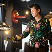 「落ち着きがあり、心地よい空間づくり」が大切と語る店主。ゲストに丁寧に肉の説明をし、楽しくコミュニケーションをとり、おいしいジンギスカンを日々提供しています。
