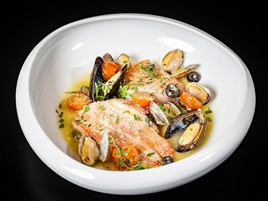 シェフの出身地・根室産キンキを使用した旨み溢れるアクアパッツァ『根室産きんきのアクアパッツッァ』