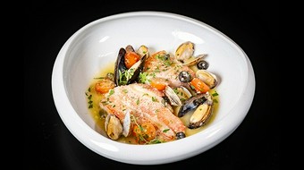 シェフの出身地・根室産キンキを使用した旨み溢れるアクアパッツァ『根室産きんきのアクアパッツッァ』