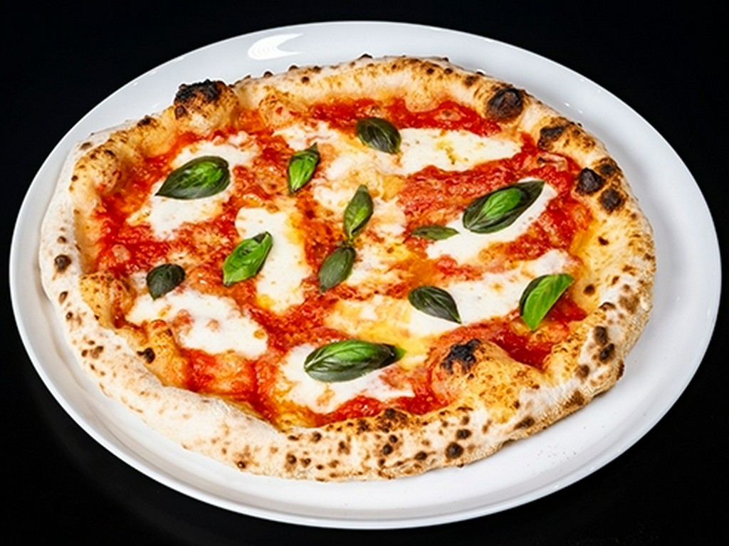 店内には窯を備えて、焼き立てのミラノピッツァも提供