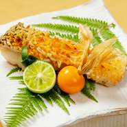 料理には、漁師から直接仕入れるこだわりの天然魚が使用されています。金目鯛など高級店で使われる素材を、比較的リーズナブルな価格でいただけるのも魅力の一つです。
