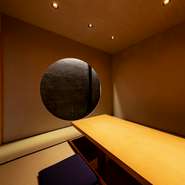 落ち着いた内装で、会話を楽しみたい大人のデートにぴったりなお店です。お酒も食事も妥協なくこだわっており、料理と会話が心を満たす、静かで心地良い時間が過ごせます。