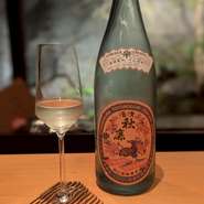 産地にとらわれず、その時期に合わせて、全国から選び抜いた日本酒が揃えられています。季節ごとの味わいを料理とともに楽しめる、日本酒好きにはたまらないお店です。