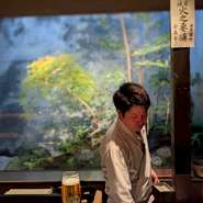 四季折々の食材を職人が丹精込めて仕立てる料理の数々。静寂に包まれた中庭を望みながら、五感で味わう至福のひとときをお楽しみください。