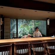 旬の食材を大切に仕立てた和食を、落ち着いた空間でゆったりと。ご夫婦の食事やご友人との集まりなど、特別すぎない上質な時間をお過ごしいただけます。