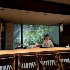 一枚板のカウンターから眺める坪庭で上質なひと時を