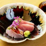 天然の釣り物にこだわり、旬の素材をふんだんに使用したお造りの盛り合わせです。鮮度が高いため血生臭さがなく、熟成させることでさらに旨みが引き立っています。