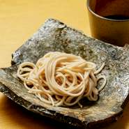 福島・大野産のそば粉を外二（10そば：2つなぎ）で打った、風味豊かでのどごしの良い盛りそば。高知県産の鰹節から丁寧に引いた自家製つゆが何とも言えない深い味わいです。