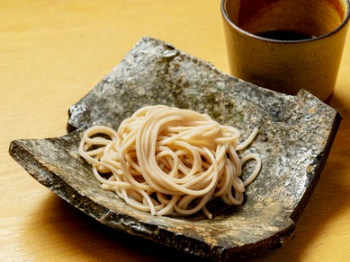 香り高く、喉をすべる。職人仕立ての本格的な『盛りそば』
