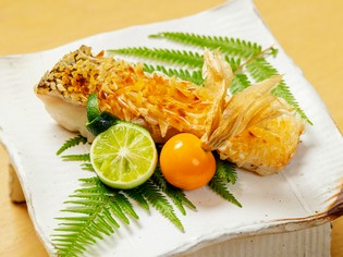 香ばしさと食感の妙技、うろこまでおいしい『甘鯛うろこ焼き』