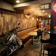 広い店内にシーンに応じた4種の席を用意。皆でワイワイ楽しめるソファー席、ダーツバーの趣のダーツ席、喫煙テーブル席、バーカウンターがあり、幅広いニーズに対応。気軽に入って憩えるカジュアルな雰囲気も魅力！