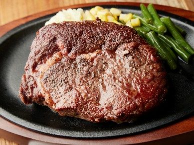 豪快に味わいたい！肉の旨みがほとばしる『リブロースステーキ』