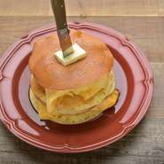 薄焼きたまごで包んだハンバーグとチーズをパンケーキで挟み上からメープルシロップをかけました♪