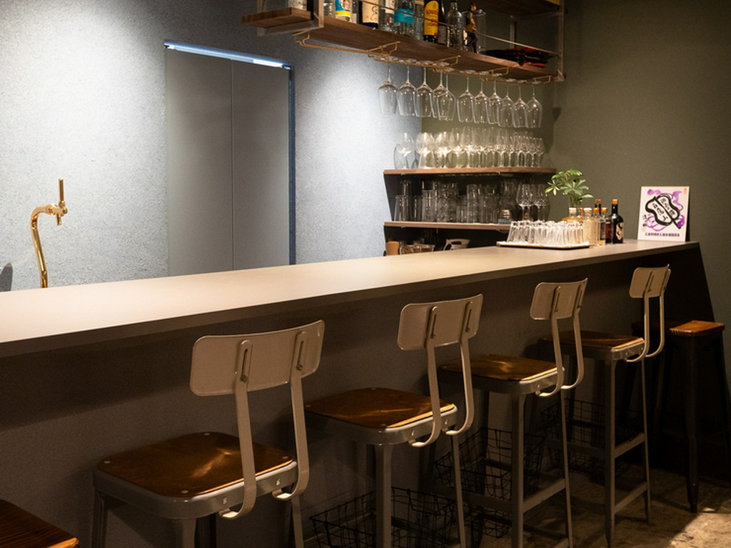 お一人様・友人で利用しやすい、モダンな雰囲気の店内