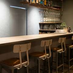 お一人様・友人で利用しやすい、モダンな雰囲気の店内