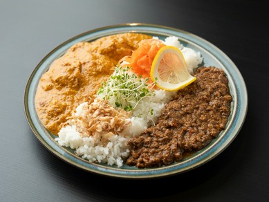 バターチキン＆ラムキーマを食べ比べ！『合い盛りカレー』