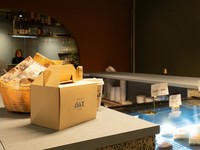 テイクアウトも可能な『本日のケーキ』。店内のショーケースより、お好きなものをお選びいただけます。