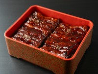 市場直送のうなぎを使った、贅沢うな重。秘伝のタレがうなぎの旨みを引き立てます。お吸い物付きで満足度抜群。トッピングでのアレンジもオススメです。