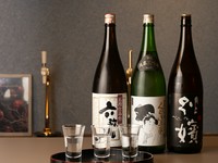 その日のオススメ日本酒の飲み比べを気軽に楽しめるメニュー。熱燗1合、グラス110ccでの提供となります。メニュー内容は店内黒板等をご確認ください。
