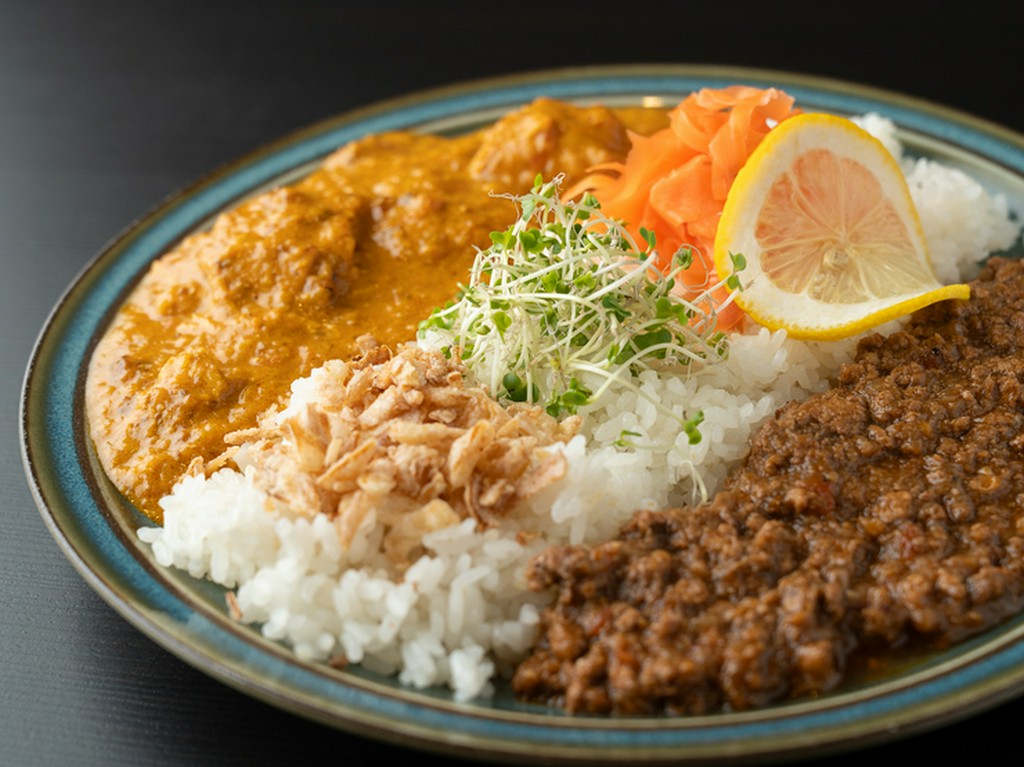  合い盛りカレー（バターチキンカレー・ラムキーマカレー）
